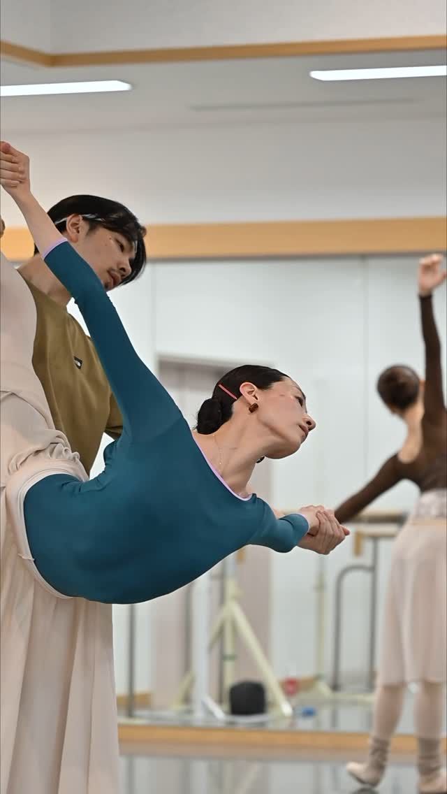 『𝑶𝒄𝒕𝒆𝒕』オクテット
.
音楽：F.メンデルスゾーン「弦楽八重奏曲」変ホ長調
振付：ウヴェ・ショルツ

出演：
＜第1楽章＞
清田カレン（12日） @karen__ballet 
斎藤ジュン（13日） @juuune.23 

折原由奈 浅井蘭奈 山本彩未 五島茉佑子 山本菜月 川浪ともな（両日）
務台悠人 杉浦恭太 西澤一透 池田剛志 大川彪 石井智也（両日）

＜第2楽章＞
岡博美（12日） @romihin
植田穂乃香 （13日）
濱本泰然（両日） @taizennn 

＜第3楽章＞
浅田良和（12日）
吉留諒 （13日） @riyoyoshidome 

岡田晃明 @okomei.ballet_official 
栄木耀瑠 @hikaru_d_531 
池田剛志 @tsuyoshiikeda1214 

＜第4楽章＞
清田カレン（12日） @karen__ballet 
浅田良和（12日）
斎藤ジュン（13日） @juuune.23 
吉留諒 （13日） @riyoyoshidome 
福田建太（両日） @uexam 

折原由奈 浅井蘭奈 山本彩未 五島茉佑子 山本菜月 川浪ともな（両日）
務台悠人 杉浦恭太 西澤一透 池田剛志 大川彪 石井智也（両日）
.
.
.
🎥撮影＆編集
岡田晃明 @okomei.ballet_official

*-*-*-*-*-*-*-*-*-*-*-*-*-*-*-*-*-*-*-*-*-*-*-*

【公演情報】
東京シティ・バレエ団 現代バレエI「ショルツと韓国振付家」
日韓国交正常化60周年記念公演

🗓️2025年
7月12日（土）17:30開演（16:45開場）
7月13日（日）15:00開演（14:15開場）
上演時間予定：約3時間(休憩含む)予定

📍ティアラこうとう大ホール

♦︎Ticket
【全席指定】未就学児入場不可
🎫各プレイガイドにて好評発表中
SS席：12,000円 S席：10,000円 A席：6,000円 ☆サポーターズクラブTCBブロンズ会員以上、ティアラ友の会会員(ティアラこうとうチケットサービスのみ取扱)、10%引。  U25シート(S席)：7,000円 U25シート(A席)：3,000円 ※年齢が確認できる身分証を必ずご持参ください。

♦︎Program（上演順未定）
『Jeunehomme』ジュノム（日本初演）　
音楽：W.A.モーツァルト「ピアノ協奏曲第9番」
振付：ウヴェ・ショルツ
振付指導：ジョヴァンニ・ディ・パルマ
バレエミストレス（ゲスト）：木村規予香
バレエミストレス：加藤浩子

『Octet』オクテット
音楽：F.メンデルスゾーン「弦楽八重奏曲」変ホ長調
振付：ウヴェ・ショルツ
振付指導：ジョヴァンニ・ディ・パルマ
バレエミストレス（ゲスト）：木村規予香
バレエミストレス：若林美和

『HeoNanSeolHeon-SuWolKyungHwa』
ホ・ナンソルホン-スウォルキョンファ（日本初演）
振付：カン・ヒョヒョン
出演：韓国国立バレエ団

※上演作品は変更となる場合がございます。
※上演順は決定次第HPにて発表いたします。

🔽出演者・公演情報はこちら
https://www.tokyocityballet.org/schedule/schedule_001084.html
（プロフィールのハイライトからもご確認いただけます🔍）

*-*-*-*-*-*-*-*-*-*-*-*-*-*-*-*-*-*-*-*-*-*-*-*

#東京シティバレエ団 #tokyocityballet #tcb #江東区 #tokyo #japan #バレエ #ballet #balletforeveryone #ティアラこうとう #東京シティバレエ団 #tokyocityballet #tcb #uwescholz #Jeunehomme #Octet #Koreannationalballet #HeoNanSeolHeonSuWolKyungHwa #kanghyohyung
