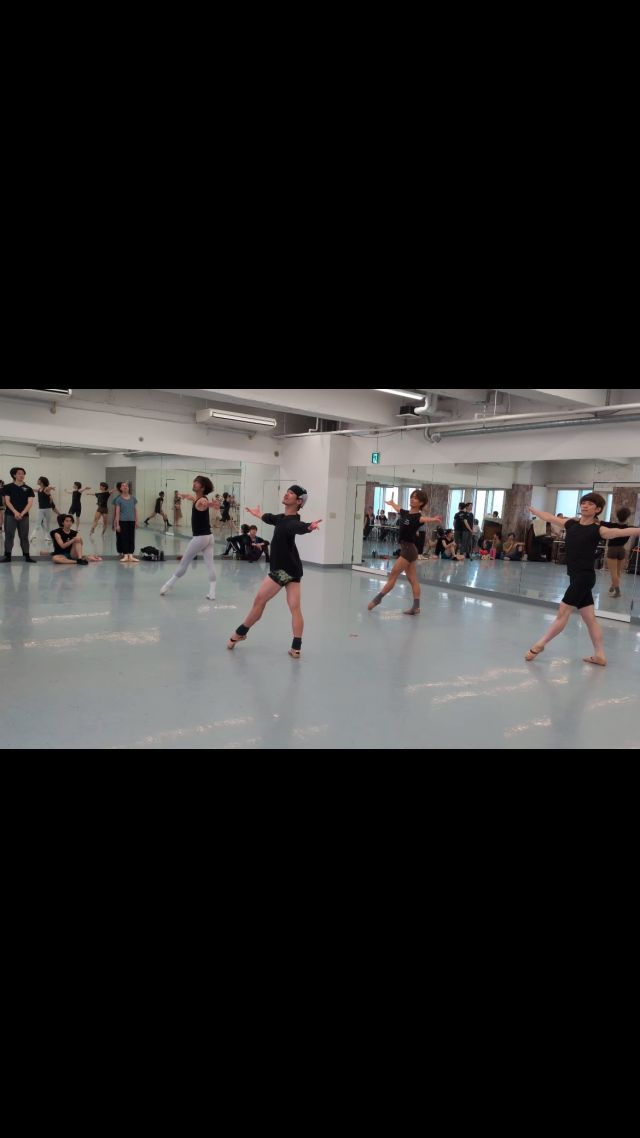 ＼リハーサルの様子をお届けします👀／

『Octet』
振付：ウヴェ・ショルツ

＜第2楽章＞
岡博美（12日） @romihin 
植田穂乃香（13日） @honoka_u 
濱本泰然（両日） @taizennn 

＜第3楽章＞
浅田良和（12日） 
吉留諒（13日） @riyoyoshidome 

岡田晃明 @okomei.ballet_official 
栄木耀瑠 @hikaru_d_531 
池田剛志 @tsuyoshiikeda1214 

*-*-*-*-*-*-*-*-*-*-*-*-*-*-*-*-*-*-*-*-*-*-*-*

【公演情報】
東京シティ・バレエ団 現代バレエI「ショルツと韓国振付家」
日韓国交正常化60周年記念公演

🗓️2025年
7月12日（土）17:30開演（16:45開場）
7月13日（日）15:00開演（14:15開場）
上演時間予定：約3時間(休憩含む)予定

📍ティアラこうとう大ホール

♦︎Ticket
【全席指定】未就学児入場不可
🎫各プレイガイドにて好評発表中
SS席：12,000円 S席：10,000円 A席：6,000円 ☆サポーターズクラブTCBブロンズ会員以上、ティアラ友の会会員(ティアラこうとうチケットサービスのみ取扱)、10%引。  U25シート(S席)：7,000円 U25シート(A席)：3,000円 ※年齢が確認できる身分証を必ずご持参ください。

♦︎Program
1.『HeoNanSeolHeon-SuWolKyungHwa』【日本初演】
ホ・ナンソルホン-スウォルキョンファ(水月鏡花)
音楽：ファン・ビョンギ、ハン・ジン、シム・ヨンソブ、キム・ジュニョン
振付：カン・ヒョヒョン
セットデザイン：パク・ユンジュ
衣裳デザイン：チョン・ユンミン
照明＆映像デザイン：ペク・シウォン
出演：韓国国立バレエ団

2.『Jeunehomme』ジュノム【日本初演】　
音楽：W.A.モーツァルト「ピアノ協奏曲第9番」
振付：ウヴェ・ショルツ
振付指導：ジョヴァンニ・ディ・パルマ
バレエミストレス（ゲスト）：木村規予香
バレエミストレス：加藤浩子
ピアノ：髙田恵子
衣裳デザイン：カール・ラガーフェルド　Karl Lagerfeld
衣裳：Teatro alla Scala of Milan Costumes
出演：東京シティ・バレエ団

3.『Octet』オクテット
音楽：F.メンデルスゾーン「弦楽八重奏曲」変ホ長調
振付：ウヴェ・ショルツ
振付指導：ジョヴァンニ・ディ・パルマ
バレエミストレス（ゲスト）：木村規予香
バレエミストレス：若林美和
衣裳製作：工房いーち
出演：東京シティ・バレエ団

🔽出演者詳細・公演情報はこちら
https://www.tokyocityballet.org/schedule/schedule_001084.html
（プロフィールのハイライトからもご確認いただけます🔍）

*-*-*-*-*-*-*-*-*-*-*-*-*-*-*-*-*-*-*-*-*-*-*-*

#東京シティバレエ団 #tokyocityballet #tcb #江東区 #tokyo #japan #バレエ #ballet #balletforeveryone #ティアラこうとう #東京シティバレエ団 #tokyocityballet #tcb #uwescholz #Jeunehomme #カールラガーフェルド #KarlLagerfeld #Octet #Koreannationalballet #HeoNanSeolHeonSuWolKyungHwa #kanghyohyung