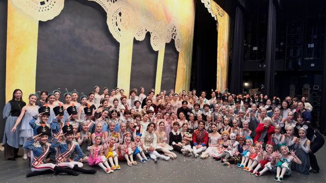 🎄第39回『くるみ割り人形』🎁

本日、公演1日目が終了いたしました！

子どもたちも大活躍の『くるみ割り人形』
クララの冒険はいかがでしたか？🕯️✨

明日もクリスマスの物語をお楽しみください🤍
ティアラこうとうにてお待ちしております🪄

📸構成・演出・振付の石井清子/本日の出演ダンサーたち/指揮の井田勝大マエストロ/指導の先生方

*-*-*-*-*-*-*-*-*-*-*-*-*-*-*-*-*-*-*-*-*-*-*-*

●東京シティ・バレエ団／ティアラ"くるみ"の会
第39回『くるみ割り人形』
日時：11月29日（土）17時開演 /11月30日（日）15時開演
会場：ティアラこうとう大ホール

※公演チケットはご好評につき完売いたしました。

#nutcracker #東京シティバレエ団 #tokyocityballet #tcb #江東区 #tokyo #japan #バレエ #ballet #balletforeveryone #くるみ割り人形 #ballet #クリスマス #christmas