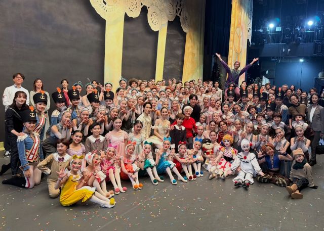 🎄第39回『くるみ割り人形』🎁

全公演終演いたしました✨

両公演とも大入り満員でした👏
たくさんのご来場誠に有難うございました！

クララの大冒険はいかがでしたか？🎀❄️
寒い冬に家族の温もりやクリスマスのワクワクを
お客様と共有できておりましたら幸いです💚

ティアラ“くるみ”の会の子どもたち、東京シティ・バレエ団ダンサー、演奏は東京シティ・フィルハーモニック管弦楽団、合唱は江東少年少女合唱団でお届けいたしました🎶

📸構成・演出・振付の石井清子/本日の出演ダンサーたち/指揮の井田勝大マエストロ/指導の先生方

*-*-*-*-*-*-*-*-*-*-*-*-*-*-*-*-*-*-*-*-*-*-*-*

●東京シティ・バレエ団／ティアラ"くるみ"の会
第39回『くるみ割り人形』
日時：11月29日（土）17時開演 /11月30日（日）15時開演
会場：ティアラこうとう大ホール

#nutcracker #東京シティバレエ団 #tokyocityballet #tcb #江東区 #tokyo #japan #バレエ #ballet #balletforeveryone #くるみ割り人形 #ballet #クリスマス #christmas