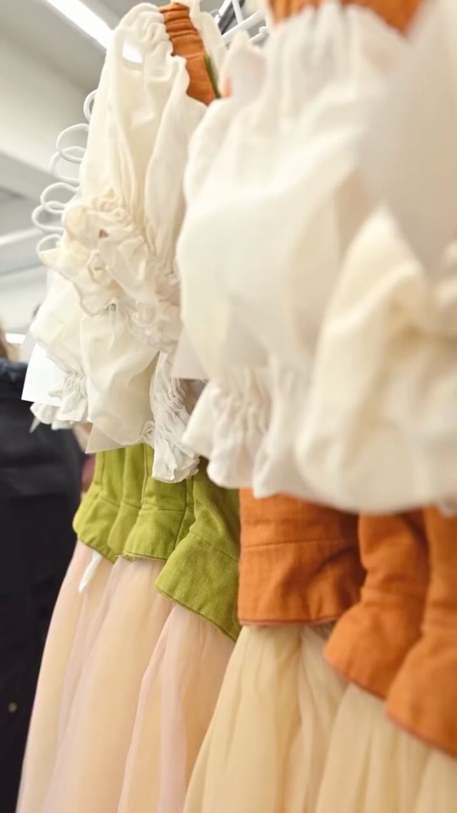 ＼チケット好評発売中🎫／

2026年2月上演🌿
東京シティ・バレエ団『ジゼル』

今回は衣裳合わせの様子をお届けします🧵🪡

細かな調整を重ねながら、
本番に向けて一歩ずつ準備が進められています✨

公演情報はハイライト、
またはプロフィール欄のリンクからご覧ください👀

🎥撮影＆編集
岡田晃明 @okomei.ballet_official

*-*-*-*-*-*-*-*-*-*-*-*-*-*-*-*-*-*-*-*-*-*-*-*

【公演情報】
東京シティ・バレエ団『ジゼル』

🗓️公演日程
2026年2月7日（土）17:00開演　
2026年2月8日（日）15:00開演
（全2回公演）

開場：開演45分前
上演時間：休憩込み140分（予定）

📍公演場所
新国立劇場中劇場

🌿主な出演
◾️2月7日(土)17:00
ジゼル／清水愛恵
アルブレヒト／浅田良和

ヒラリオン／杉浦恭太
ミルタ／植田穂乃香

ペザント／石井日奈子 栄木耀瑠

◾️2月8日(日)15:00
ジゼル／斎藤ジュン
アルブレヒト／吉留諒

ヒラリオン／務台悠人
ミルタ／折原由奈

ペザント／新里茉利絵 林高弘

🎫チケット料金
全席指定 （5歳未満入場不可）
SS席：14,000円
S席：12,000円
A席：7,000円
U25シートS席：9,000円
U25シートA席：4,000円

☆日本バレエ団連盟「バレエ・ブラン（ジゼル＆白鳥）2公演セット券」はご好評につき完売いたしました。

改訂演出・振付：安達悦子
（J.コラリ、J.ペロー、Ｍ.プティパに基づく)

バレエマスター：キム・ボヨン
バレエミストレス：加藤浩子　信田洋子
指揮：井田勝大
演奏：東京シティ・フィルハーモニック管弦楽団
主催：公益財団法人東京シティ・バレエ団
都民音楽フェスティバル主催：東京都／公益財団法人東京都歴史文化財団

*-*-*-*-*-*-*-*-*-*-*-*-*-*-*-*-*-*-*-*-*-*-*-*

#都フェス #都民音楽フェスティバル #Tokyo_Performing_Music_Festival
#東京シティバレエ団 #tokyocityballet