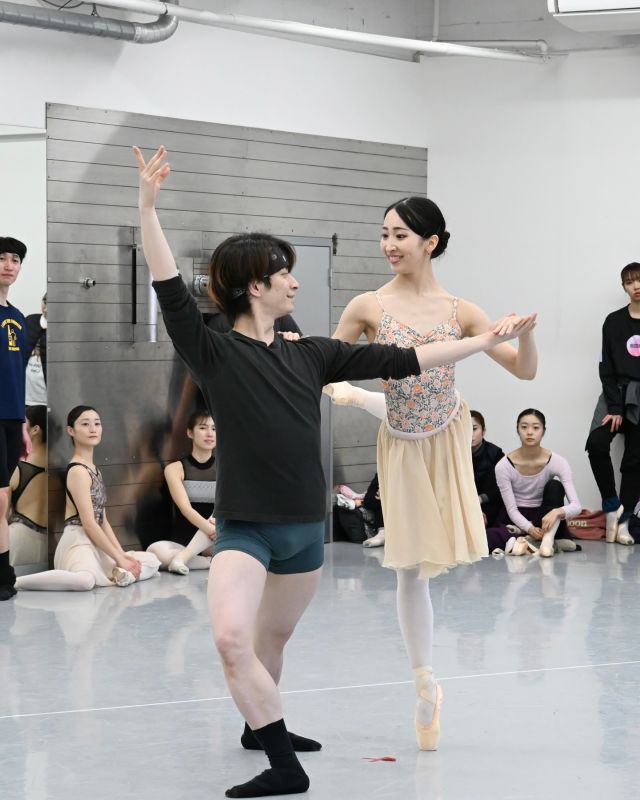 𝑹𝒆𝒉𝒆𝒂𝒓𝒔𝒂𝒍🍇🍂
『ジゼル』リハーサルより⋆⊹𓂃 ࣪ ˖

村の収穫祭に彩りを添える
若さと喜びに満ちた
ペザント パ・ド・ドゥ。

伸びやかな踊りの中に、
確かな技術と息の合ったコンビネーションが光ります。
物語の世界観を豊かに広げる、大切な場面のひとつです。

—— ペザント ダンサーコメント📝

◾️石井日奈子（7日） @i_hinako 
今回初めてペザントを踊らせていただくこととなり、とても嬉しく思います。
ペザントの踊りは、パ・ド・ドゥもソロもコントロールの難しい部分が多く、日々試行錯誤しながらリハーサルを重ねています。
さまざまな解釈がありますが、結婚する恋人たちの踊りともいわれている役ですので、喜びや幸せを表現できるよう、そしてその想いを皆さまにお届けできたらと思います。
劇場でお待ちしております！

◾️栄木耀瑠（7日） @hikaru_d_531 
2022年に上演したジゼルから約3年半の月日が流れました。
今回は芸術監督安達悦子先生の改訂演出によって少し新しい当バレエ団のジゼルを上演致します！
前回と同じくペザントを踊らせていただきますが、収穫祭のシーンも新しい演出になっていて、初役のような新鮮な気持ちでリハーサルに挑ませていただいています。
ペザントは唯一1幕でグラン・パ・ド・ドゥを踊りますが、ストーリーへの関与は多くはありません。出演時間は短いですが、しっかり村人の一員として収穫のお祭りを盛り上げられるように踊りたいと思います。
是非劇場でお楽しみください！

📸撮影協力
西澤一透 @https.www.nskz.co.jp 

*-*-*-*-*-*-*-*-*-*-*-*-*-*-*-*-*-*-*-*-*-*-*-*

【公演情報】
東京シティ・バレエ団『ジゼル』

🗓️公演日程
2026年2月7日（土）17:00開演　
2026年2月8日（日）15:00開演
（全2回公演）

開場：開演45分前
上演時間：休憩込み140分（予定）

📍公演場所
新国立劇場中劇場

公演情報：https://www.tokyocityballet.org/schedule/schedule_001128.html

*-*-*-*-*-*-*-*-*-*-*-*-*-*-*-*-*-*-*-*-*-*-*-*
　
#都フェス #都民音楽フェスティバル #Tokyo_Performing_Music_Festival
#東京シティバレエ団 #tokyocityballet