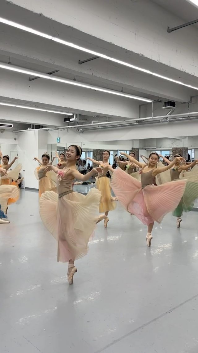 ＼リハーサル風景その③／

「シティ・バレエ・サロン vol.12」
-TOKYO CITY BALLET LIVE 2023-

リハーサル風景を一部公開🫣✨
今回は...

『百華繚乱』 振付：草間華奈 
＜CAST＞
松本佳織 三好梨生　石橋沙也果　
小泉香央里　南城未来　鈴木優希　三矢知世　小林可乃 務台悠人　中村康之介　石井智也　大川彪　小宮林丘 A...　
淡路さくら　本持桃子　志村朱紀　高野薫　湯脇乙葉 B...　
池添結帆　成澤心優　鈴木海和子　池田萌恵　永山稀恵

11月11日(土)
17:30開演　Aキャスト
11月12日(日)
11:00開演／15:00開演　Bキャスト
豊洲センターシビックホール

TCBスタジオカンパニー芸術監督/キム・ボヨンを中心に、バレエ団の全てのランクのダンサーが出演いたします。
彼らの挑戦を、迫力の創作作品を、ぜひ劇場で見届けてください！

公演情報：https://www.tokyocityballet.org/schedule/schedule_000955.html

*-*-*-*-*-*-*-*-*-*-*-*-*-*-*-*-*-*-*-*-*-*-*-*

#東京シティバレエ団 #tokyocityballet #tcb #江東区 #tokyo #japan #バレエ #ballet #balletforeveryone #シティバレエサロン #松崎えり #キムボヨン #草間華奈 #濱本泰然 #豊洲シビックセンター#豊洲シビックセンターホール .